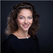 Professionnelle aguerrie du marketing et de la communication, j'associe vision opérationnelle et pragmatique à l'approche académique